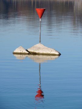 Seezeichen auf Felsen mit Spiegelung