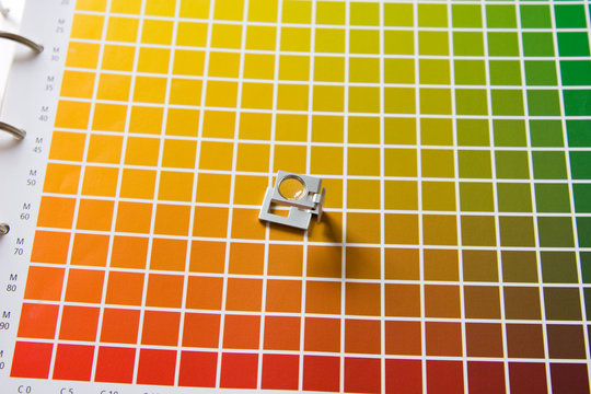 Lupe Fadenz&auml;hler mit Farbmusterbuch cmyk