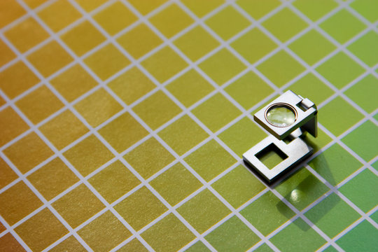 Lupe Fadenz&auml;hler mit cmyk Farbmusterbuch