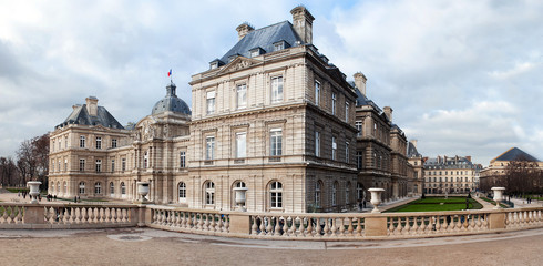 Fototapeta na wymiar Senatsgebäude im Park Luxembourg in Paris, Frankreich