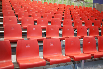 Zuschauertribüne aus roten Plastikstühlen