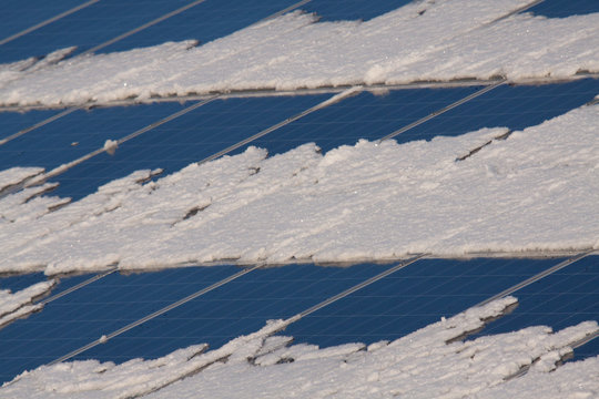 Solaranlage schneebedeckt