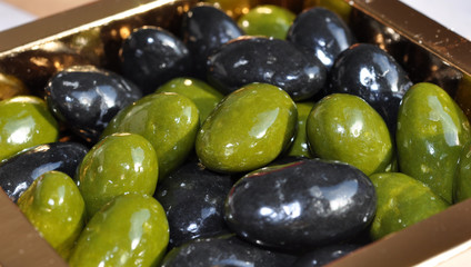olives vertes et noires en chocolat