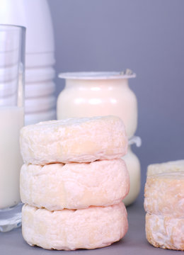pile de fromages et produits laitiers