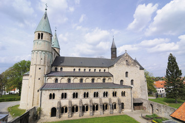 Fototapeta na wymiar St. Cyriacus-Stiftskirche