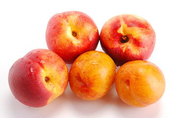 Fototapeta na wymiar Peaches and plums on white