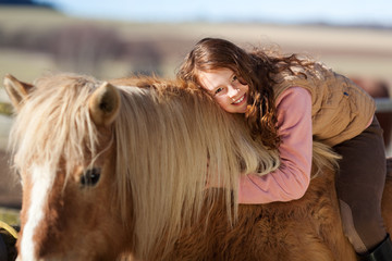 glückliches kind reitet aus