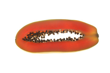 papaya tranchée sur fond blanc