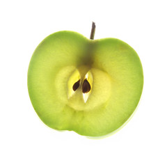 pomme verte tranchée sur fond blanc