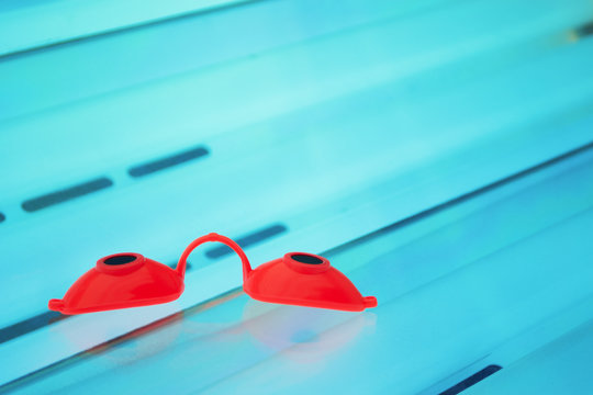 Tanning goggles
