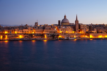 Fototapeta na wymiar Stare Valletta w zmierzchu