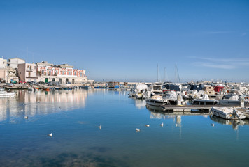Fototapeta na wymiar Panoramiczny widok Bisceglie portów morskich. Apulia.