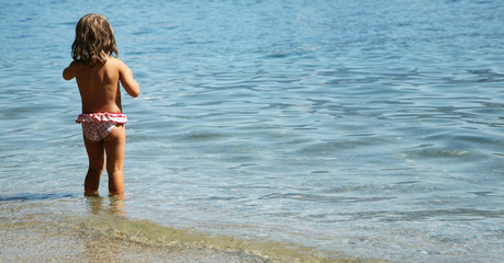 bimba sul bordo del mare