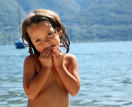 ritratto di bambina in vacanza