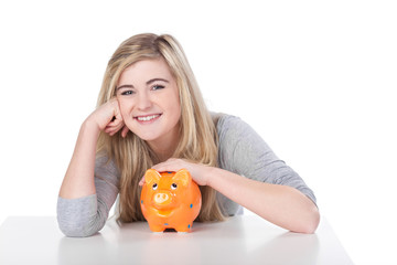 lachendes mädchen mit sparschwein