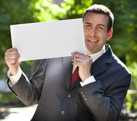 homme pleurant tenant un memo négatif