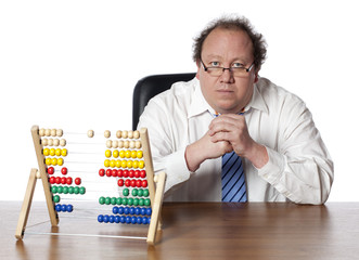 homme dirigeant sérieux devant un boulier