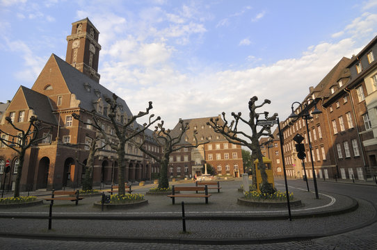Rathaus mit Vorplatz