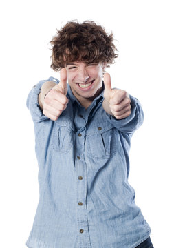 gar&ccedil;on heureux et pouces lev&eacute;s