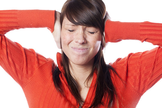 jeune femme grima&ccedil;ant bouchant ses oreilles