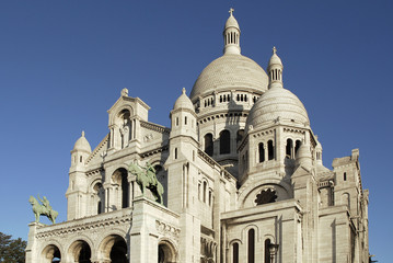 Fototapeta na wymiar Sacré Coeur de Paris sur fond de ciel bleu