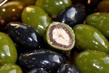 olives vertes et noires en chocolat et amandes
