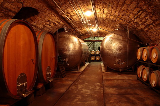alter Weinkeller, Rotwein Barrique-F&auml;sser, Eichenf&auml;sser