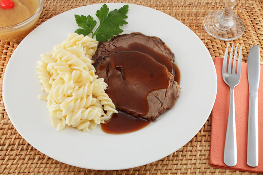 Rheinischer Sauerbraten mit Nudeln und Apfelmus