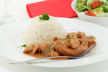 Hähnchenbrustgeschnetzeltes, Reis, Salat