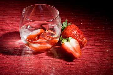 Fragole con Ghiaccio su bancone rosso-  Cocktail Dessert