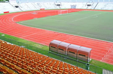 Tragetasche Trainer- und Reservebänke mit gelben Sitzen im Fußballstadion © vichie81