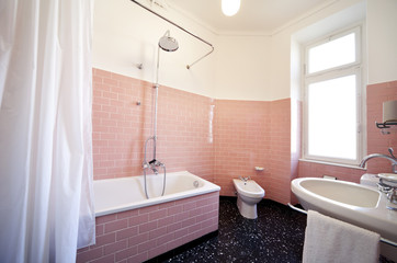 nice apartment refitted, bathroom retro