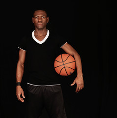 sportlicher Mann mit Basketball