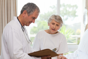 Obraz premium Mature doctor with his patient