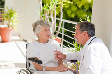 Obraz premium Senior doctor talking with his patient