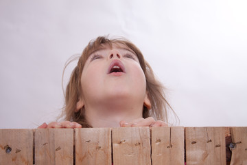 junges M&auml;dchen schaut nach oben