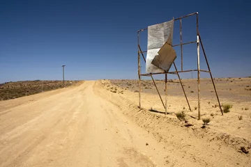 Foto auf Alu-Dibond Zerbrochene Plakatwand in der Wüste © Tomas Skopal