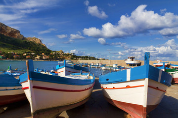 Fototapeta na wymiar Statki i łodzie rybackie w porcie w Sferracavallo na Sycylii
