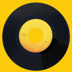 disque vinyl microsillon 45 tours sur fond jaune