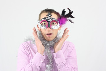 Homme masqué surpris