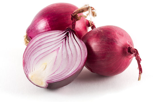 cipolla rossa intera e tagliata