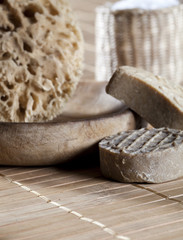 savon et éponge naturel beige