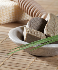 savon éponge massage sur fond de bambou zen naturel