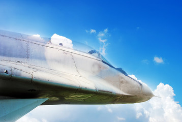 Fototapeta na wymiar Wojskowy myśliwiec odrzutowy przeciw błękitne niebo