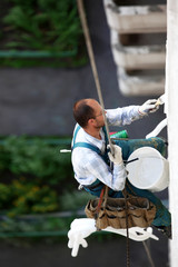 alpinist worker repair building