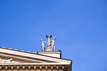 Obraz premium famous statue on roof of Opera house in Frankfurt