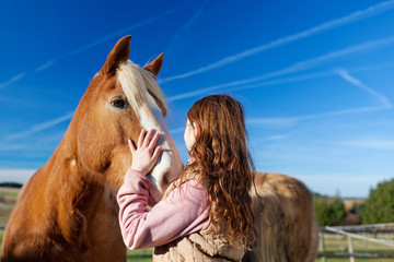 mädchen mit pferd