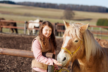junges m&auml;dchen auf reiterhof