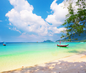 Fototapeta na wymiar longtail boat and beautiful beach. koh Tao, Thailand