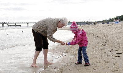 Oma und Enkelin am Strand